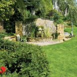 Źródełko bijące ze ściany z piaskowca Krzysztof podpatrzył na jakimś greckim czy włoskim placyku i