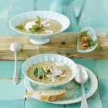 Zupa pieczarkowa z kosim serem i szałwią.