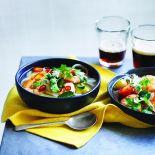 Zupa Tom Yum z krewetkami i ananasem.