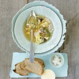 Zupa z kalarepy i wieprzowiny. Zioła dodają smaku