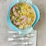 Zupa z makaronem i białą kiełbasą. Zioła dodają smaku