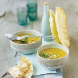 Zupa z marchewki z curry. Zioła dodają smaku