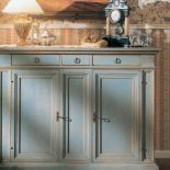 Zwieńczony rzeźbioną attyką zegar z marmurowymi kolumienkami to prawdziwe dzieło sztuki. ARTE MOBILI