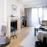 Zwiewne firanki dodają wnętrzu lekkości.