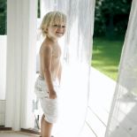 Zwiewne kotary przypominające zasłony z zalanych słońcem balkonów i loggii w Hiszpanii.