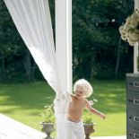 Zwiewne kotary przypominające zasłony z zalanych słońcem balkonów i loggii w Hiszpanii.