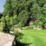 - Zwozimy różności. Jak morze wyrzuci jakiś fajny patyk, to pakujemy go do samochodu. Jak znajdziemy interesujący kamyk, to