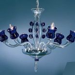 Żyrandol Aleta z kielichami z kobaltowego szkła kryształowego kosztuje 3950 zł. KRYSZTAŁ