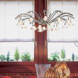 Żyrandol Fenice wykonany jest z metalu i szkła Murano - kosztuje od 591 euro. METAL-LUX. REPREZENTANT W POLSCE -