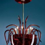 Żyrandol Fuoco z karminowego szkła kryształowego kosztuje 4750 zł. KRYSZTAŁ