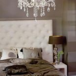 Żyrandol Ice Beauty kosztuje 1490 zł. Lampa Rohn na stoliku nocnym: mosiężna niklowana podstawa - 690 zł, abażur Cocoa