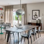 W salonie: dwie pary drzwi, centralnie umiejscowiony kominek i lustra naprzeciwko siebie