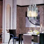 Żyrandol La Fenica to 36 elementów dmuchanego szkła zawieszonych na niklowanej podstawie - kosztuje 2150 euro. CASA MIA