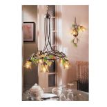 Żyrandol z opuszczonymi jak kielichy kwiatów kloszami i zielonymi imitacjami listków przypomina wiosenny wianek. Kosztuje