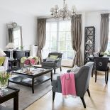 Żyrandole, owszem, są ważne, ale dom nie obejdzie się bez lamp - stojące i kinkiety przyjechały z Francji (firma