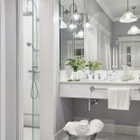 Jakie trendy aranżacyjne królują w wystroju modnych łazienek? Zobacz najpiękniejsze aranżacje łazienek według