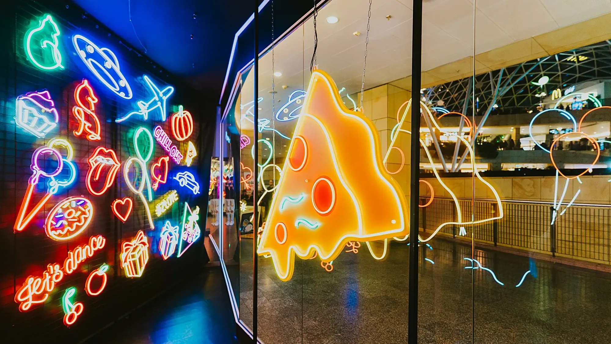 trendy w neonach na ścianę na 2025 rok