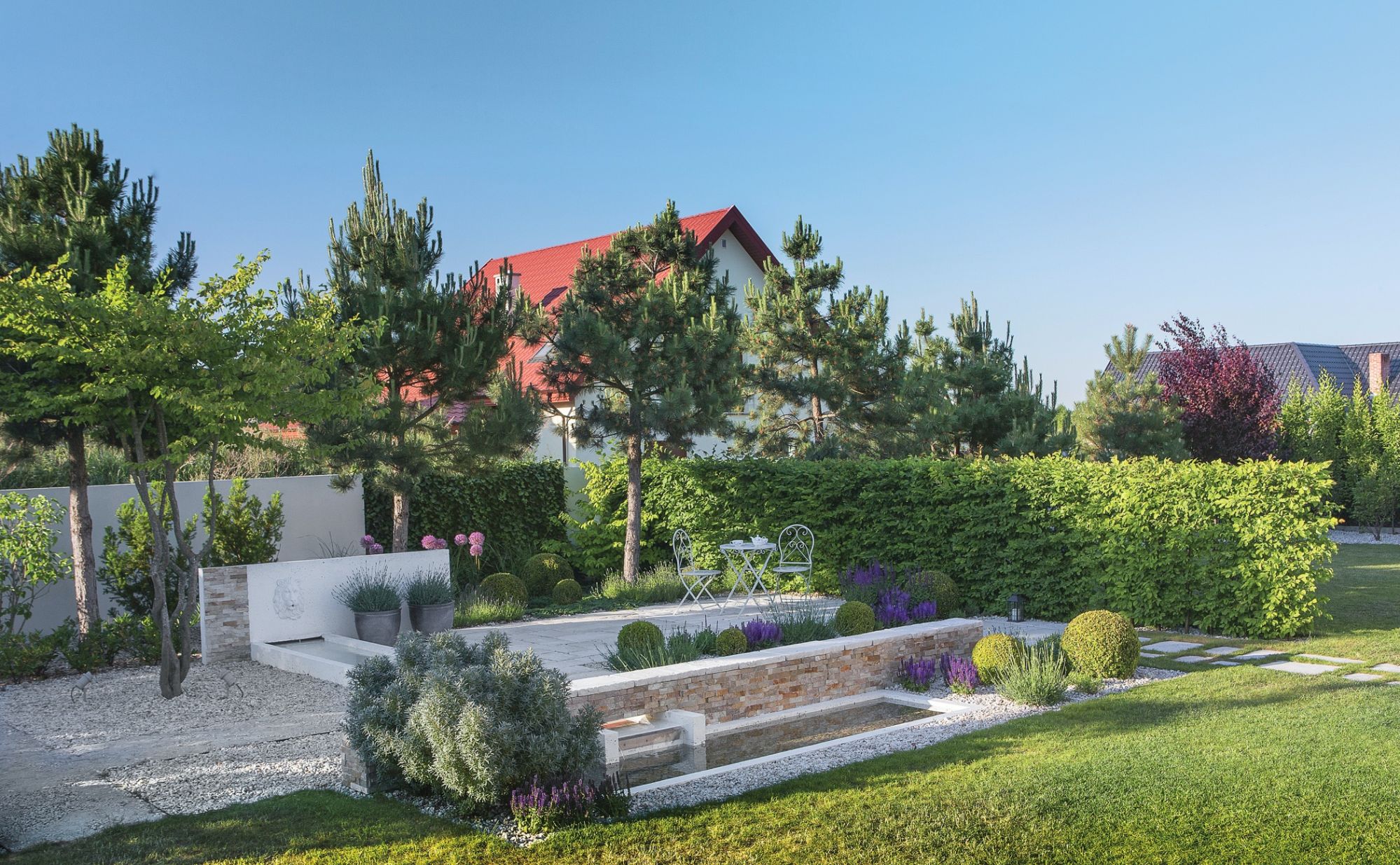 aranżacja ogrodu w bieli i fiolecie