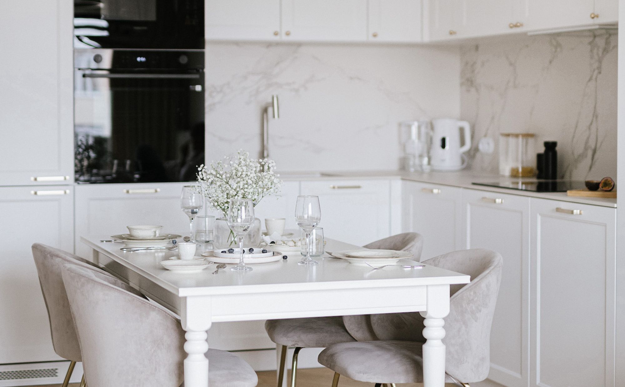 biały stół w jadalni modern classic
