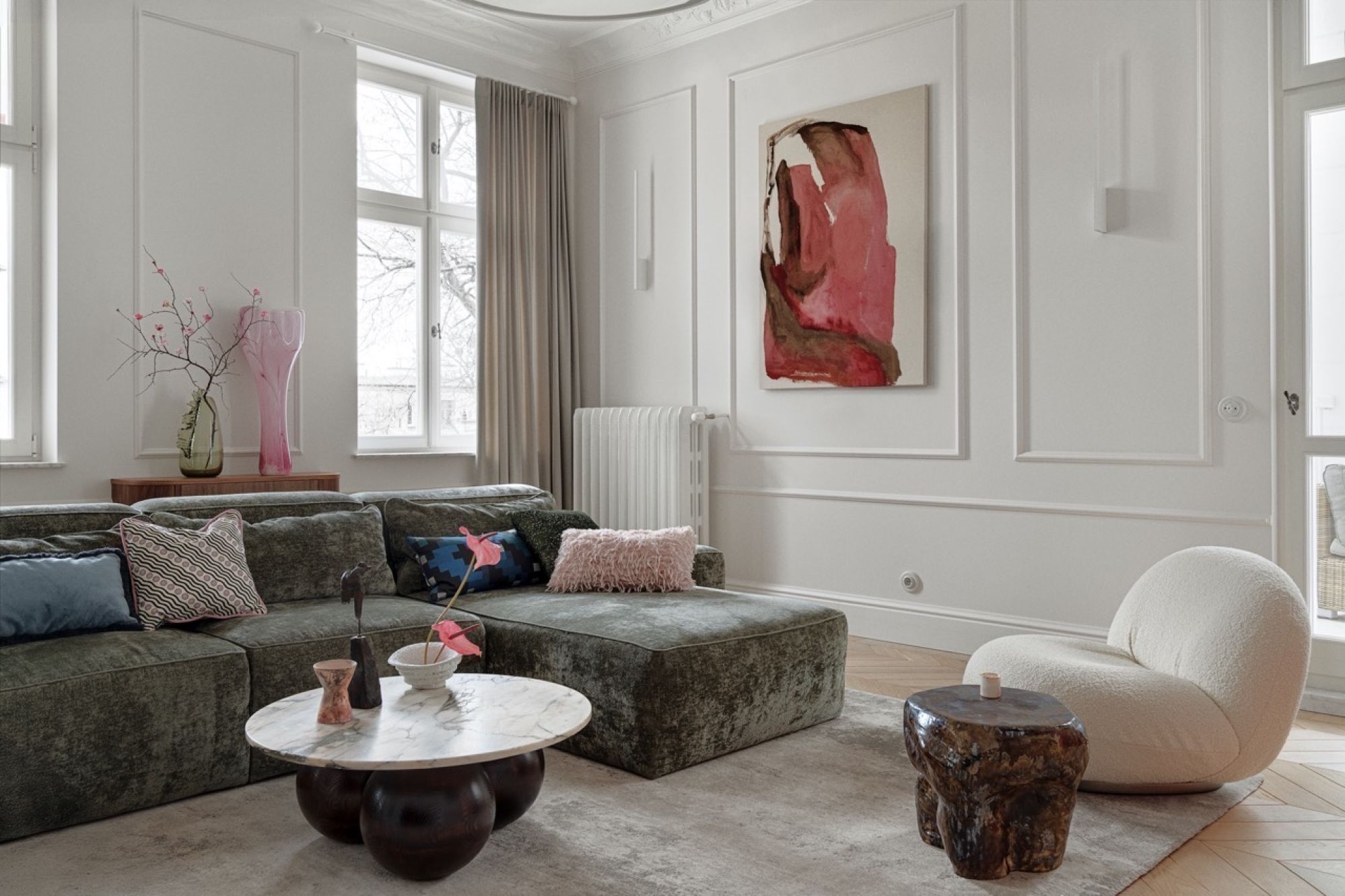 nowoczesny salon w stylowej kamienicy