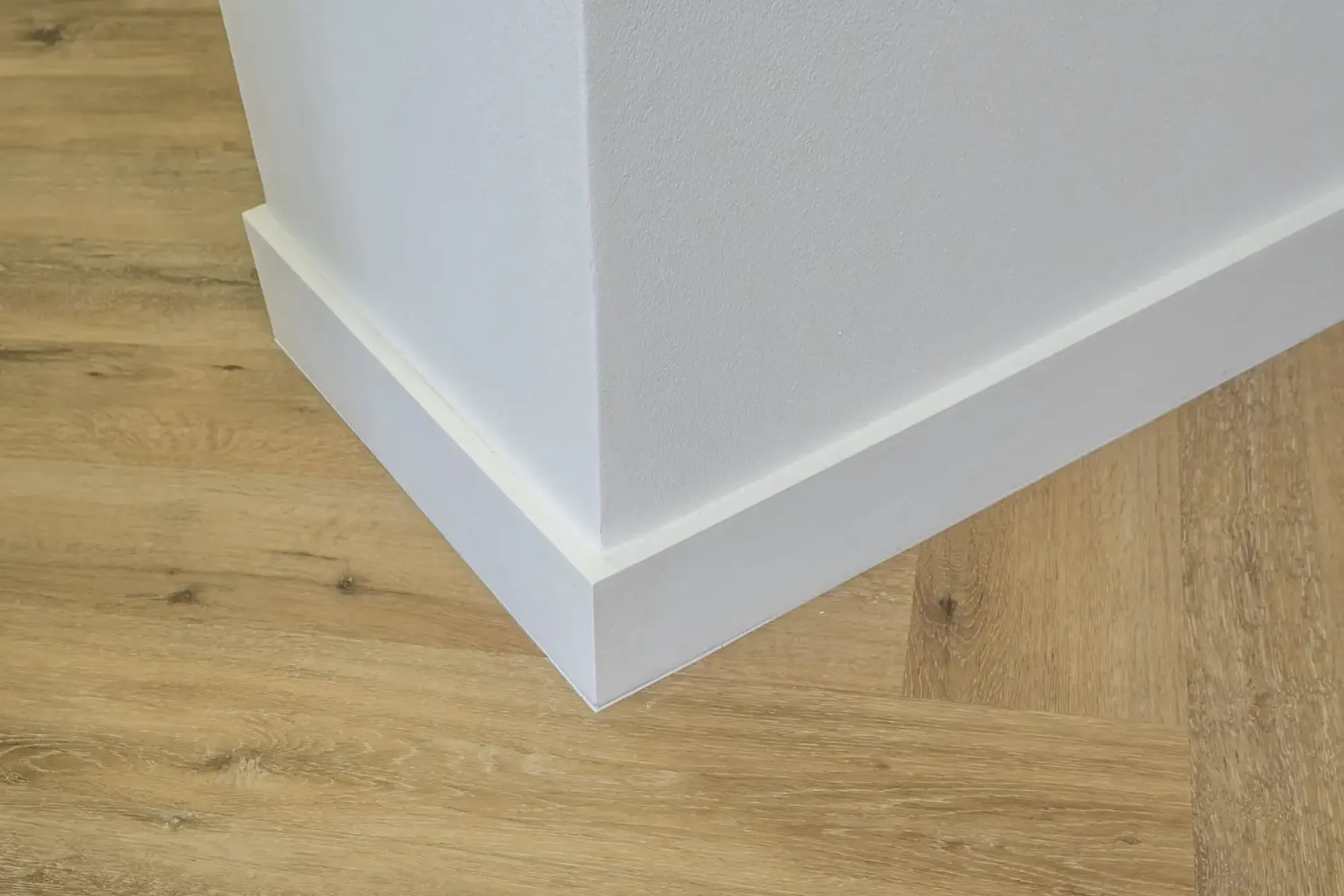 drewniane listwy przypodłogowe