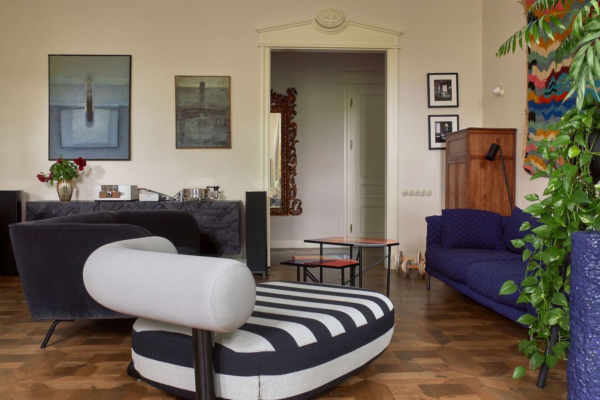 nowoczesny szezlong w eklektycznym salonie