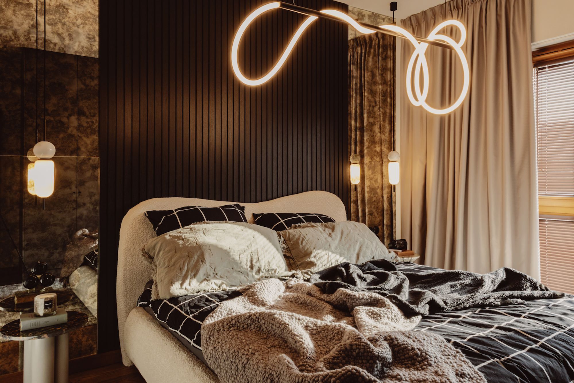 nastrojowe lampy w sypialni w stylu loftowym