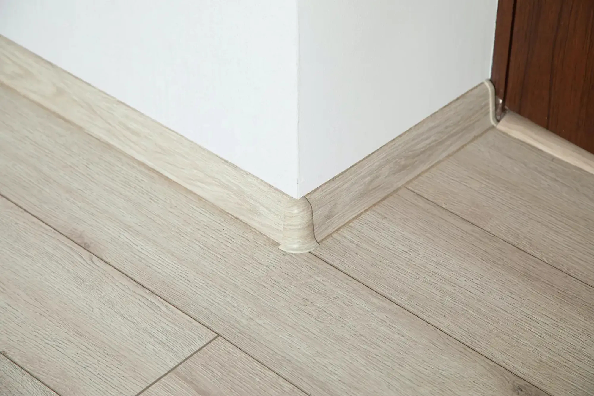 listwy przypodłogowe plastikowe