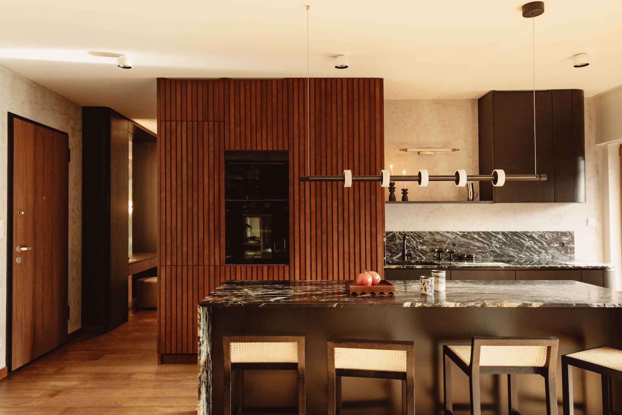 kuchnia w stylu loftowym w ciemnym drewnie