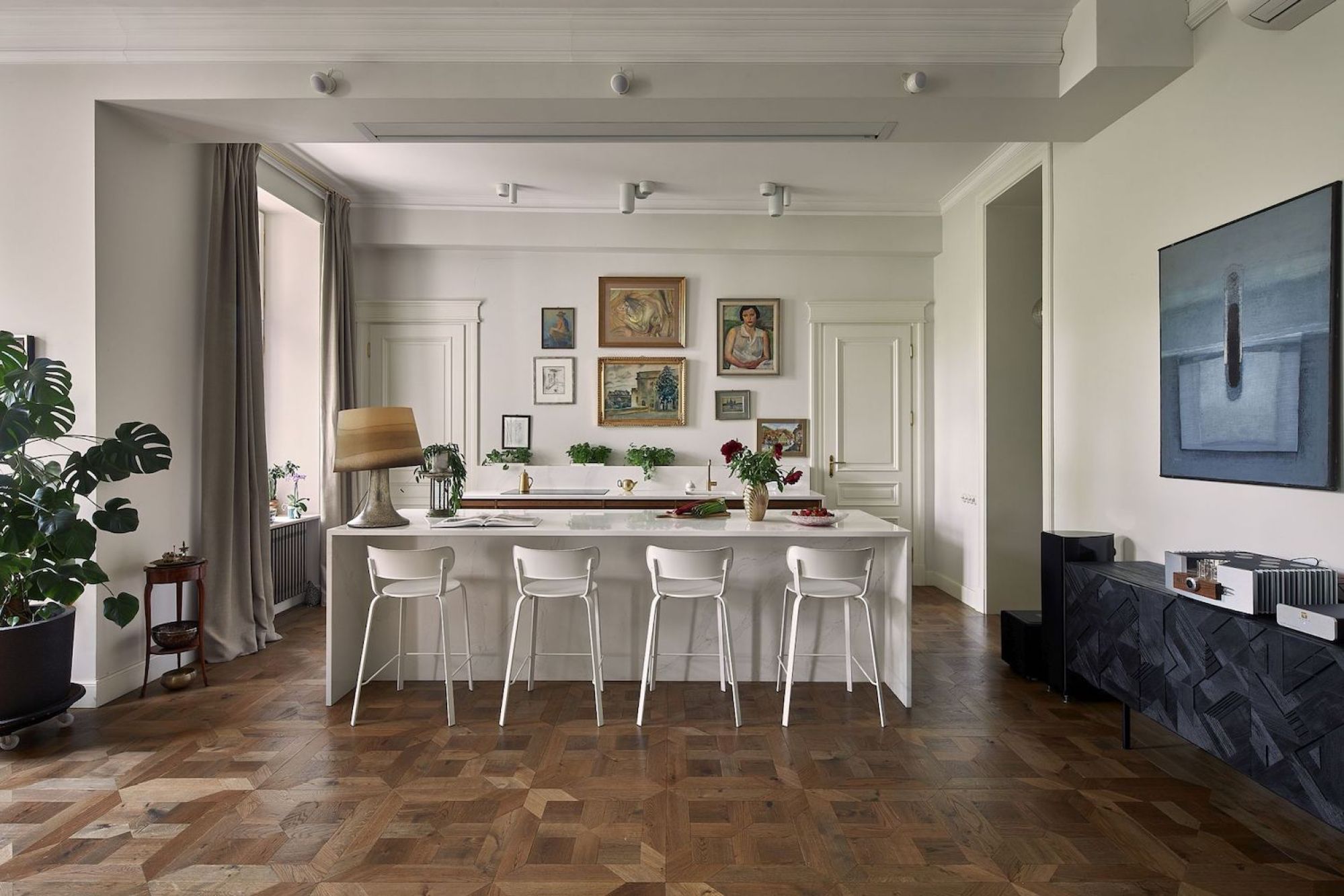 biała kuchnia otwarta na salon w eklektycznym mieszkaniu w kamienicy