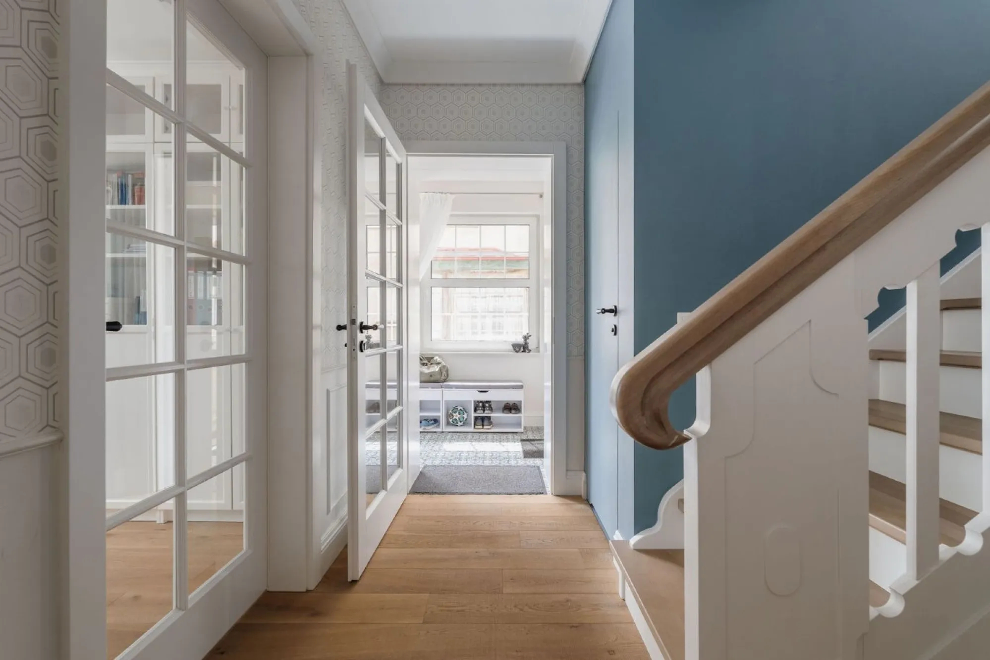 nowoczesna klasyka w domu inspirowanym modernizmem