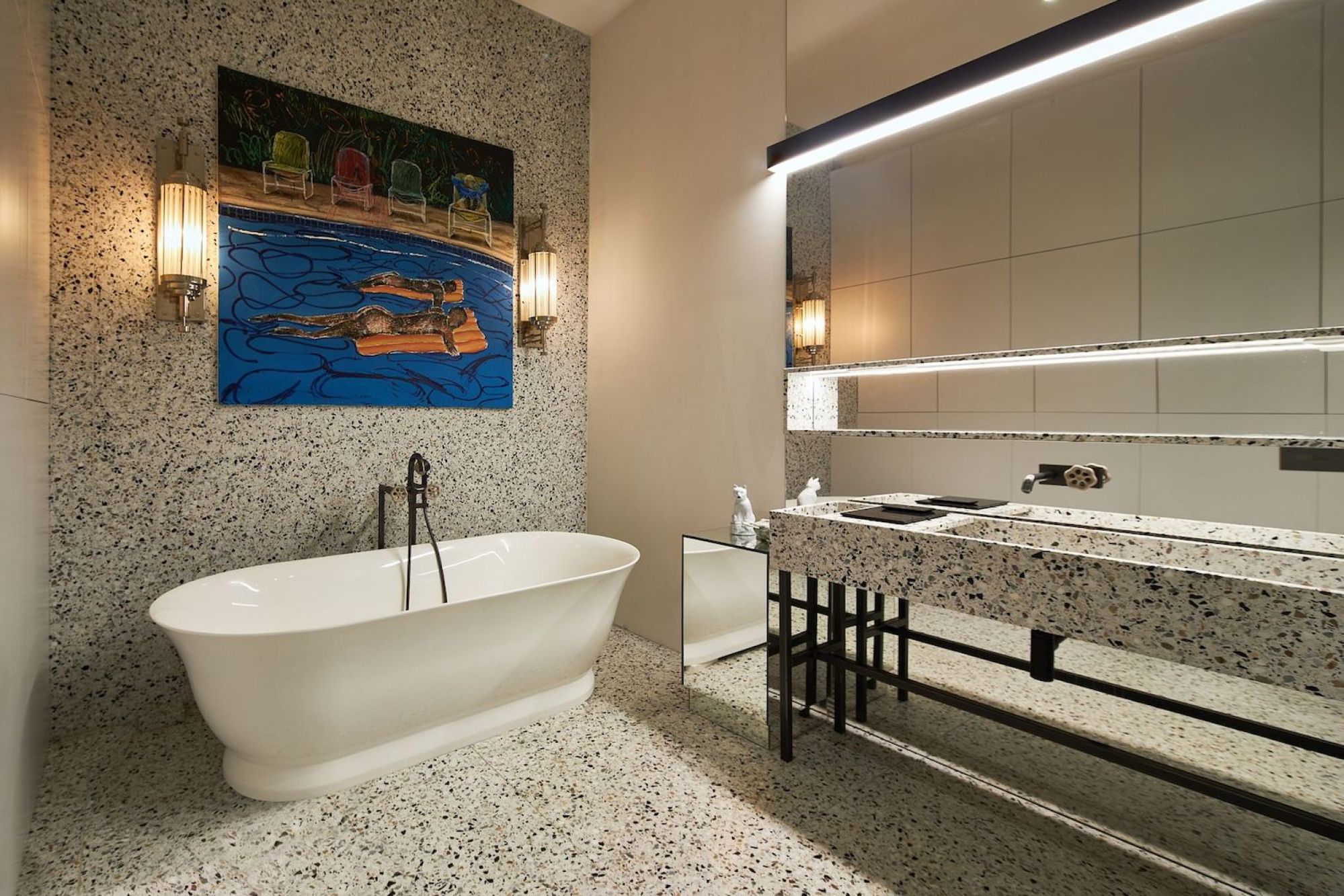 łazienka z wanną wolnostojącą w eklektycznym mieszkaniu