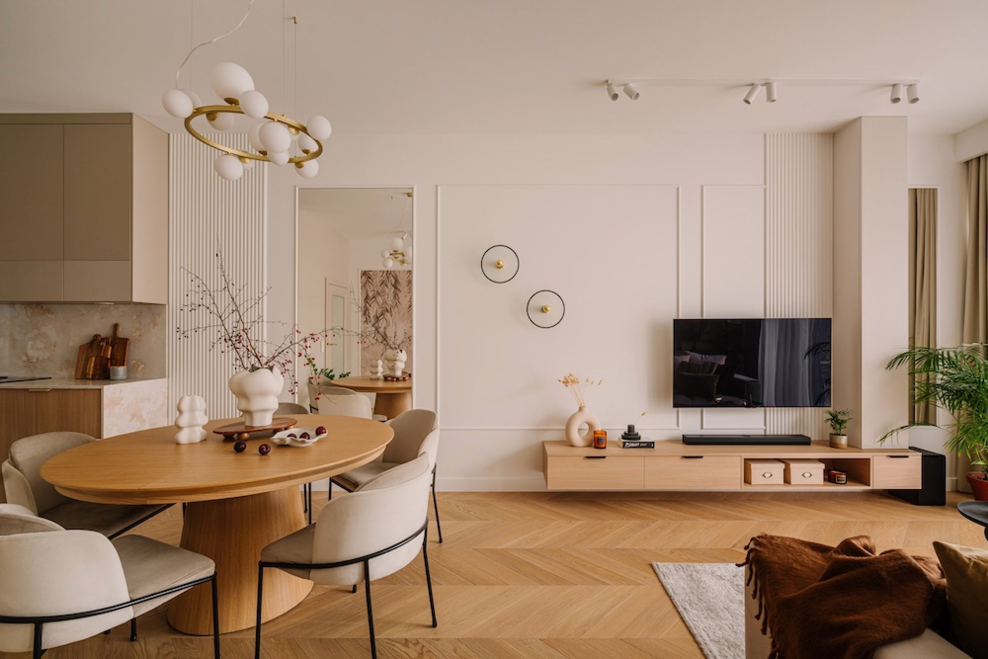 Wisząca szafka pod telewizor w salonie