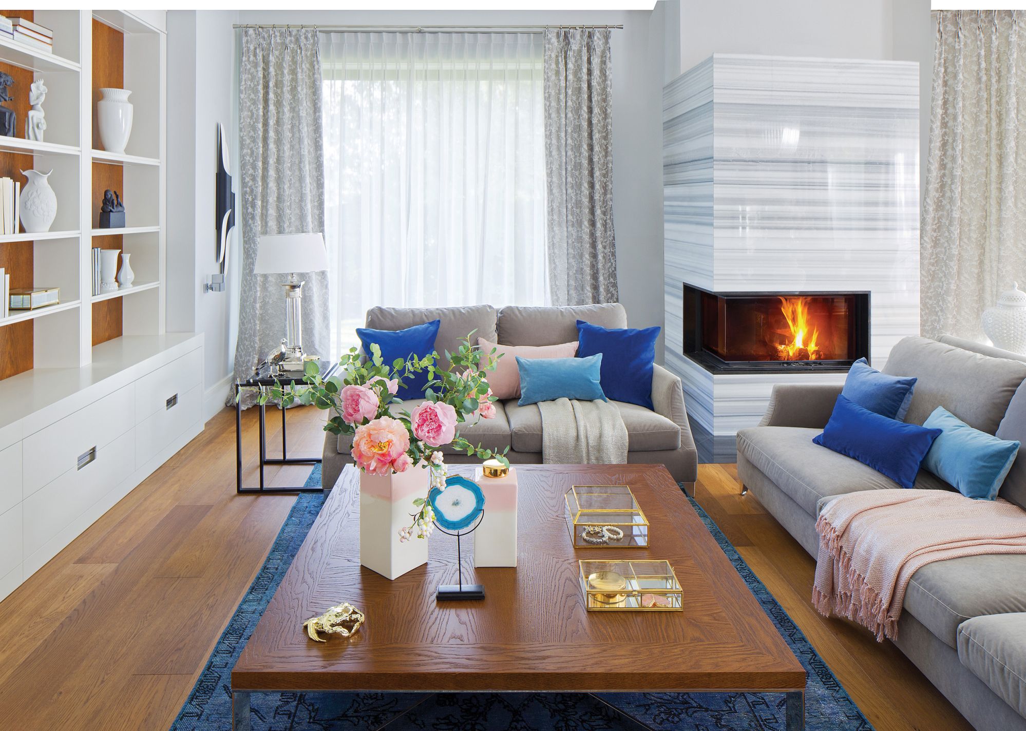 salon z kominkiem w stylu hamptons