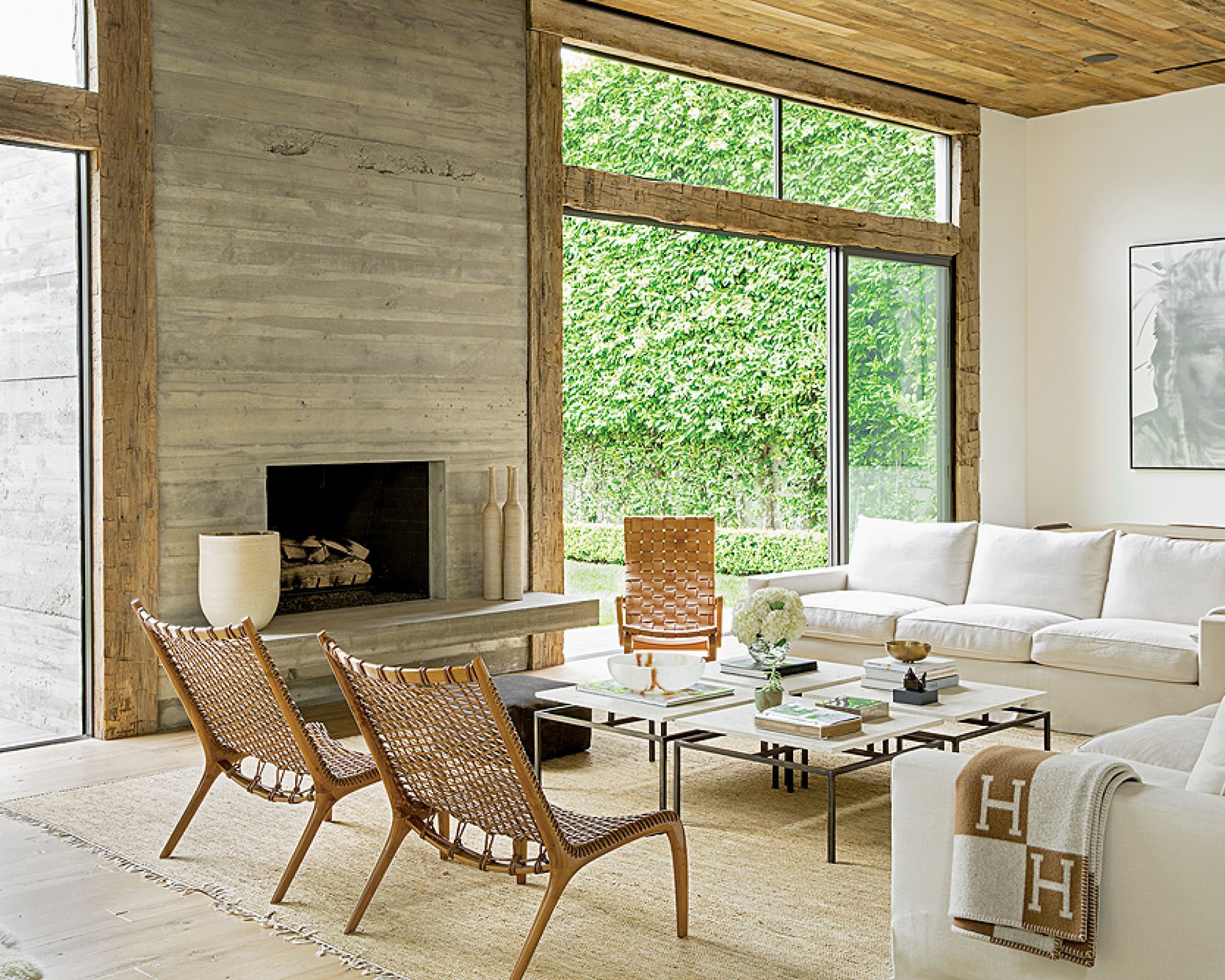 nowoczesny salon z drewnem