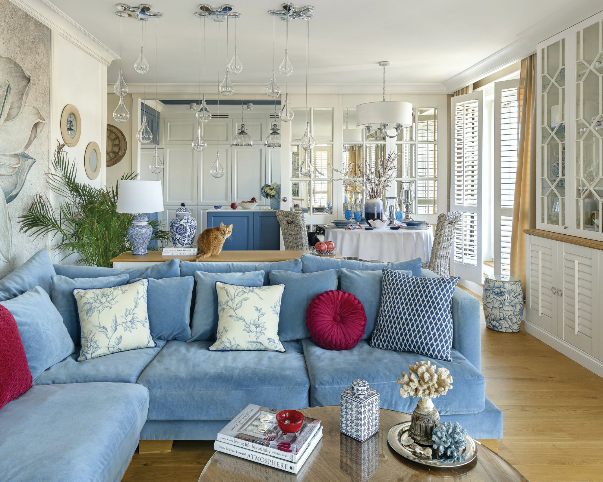 Styl Hamptons w gdańskim apartamencie. Jasne wnętrza z błękitami i morskimi dekoracjami