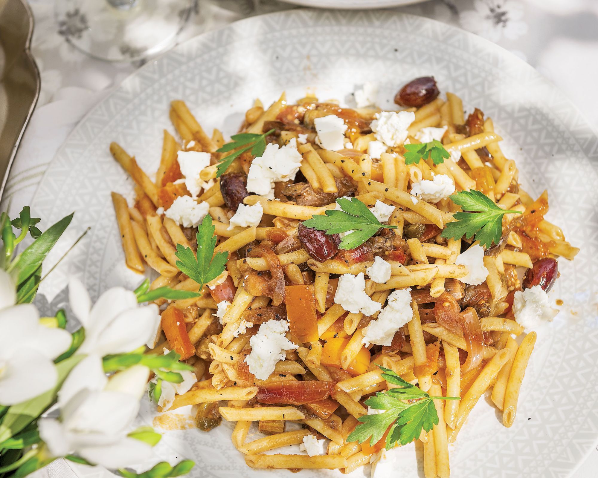Pasta z anchois, warzywami i serem feta