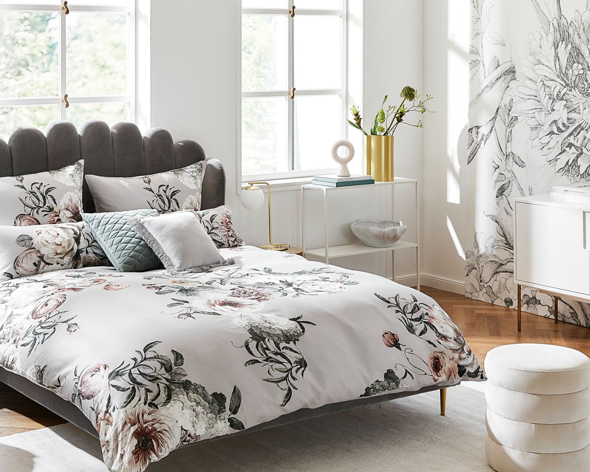 szafki nocne i schowki w sypialni