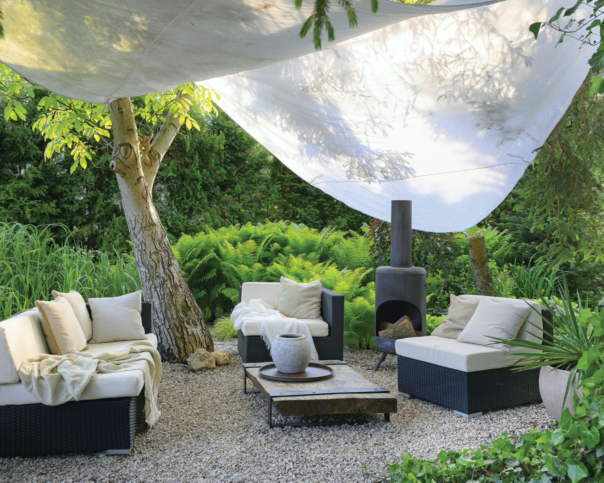 ogród ze starymi drzewami i zakątkami do odpoczywania