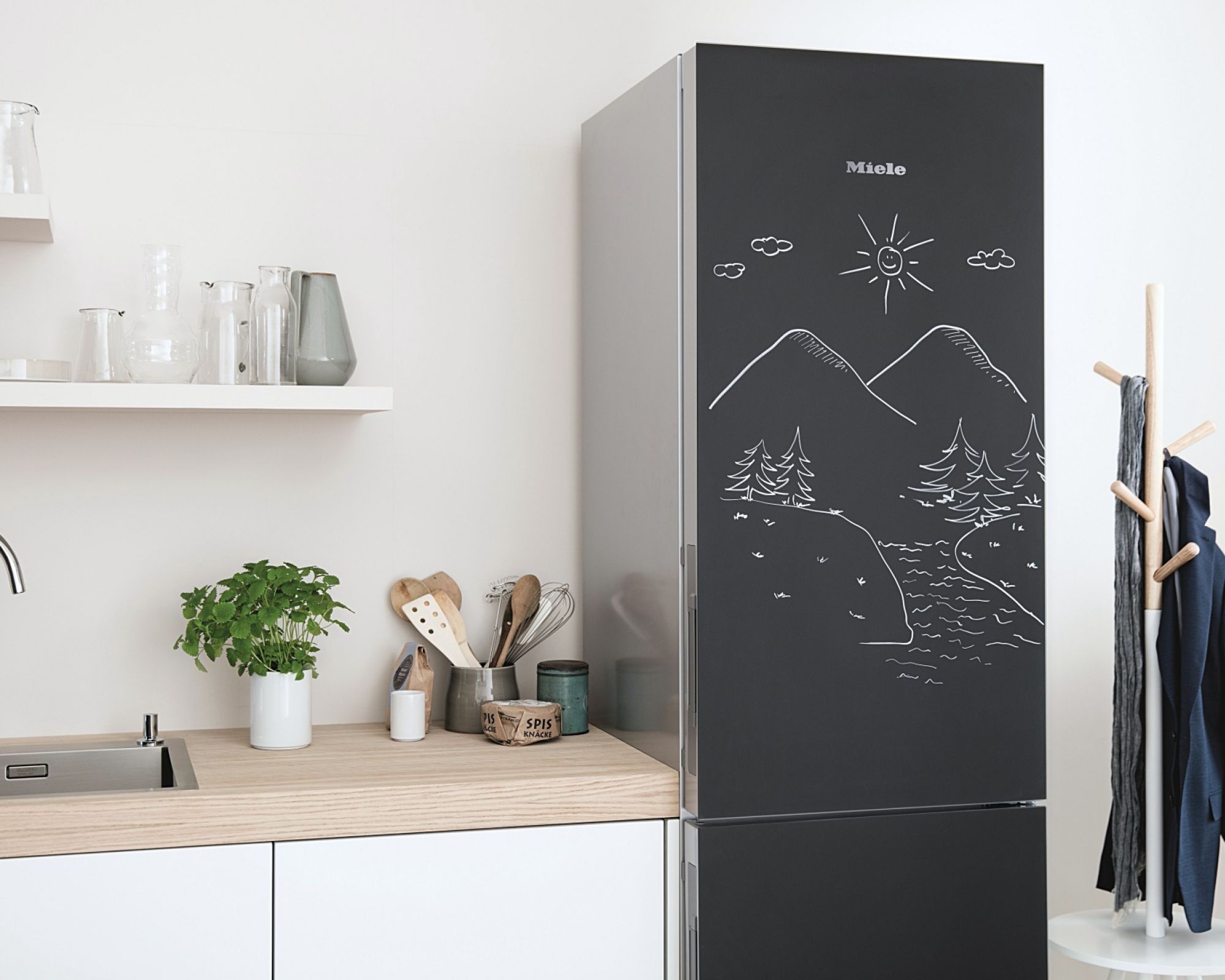 Nowoczesna lodówko-zamrażarka z frontem tablicowym ze szkła