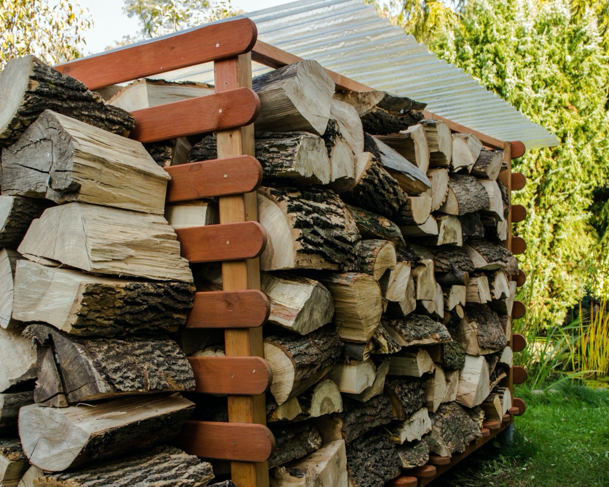 czym jest drewutnia i dlaczego warto ją mieć koło domu