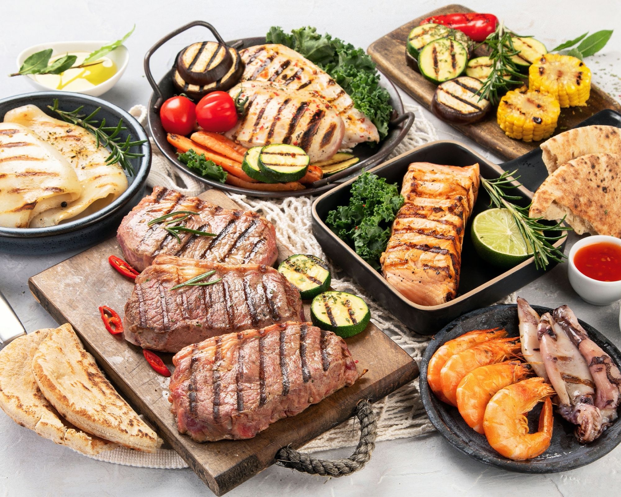 różne mięsa i warzywa przygotowane na grillu