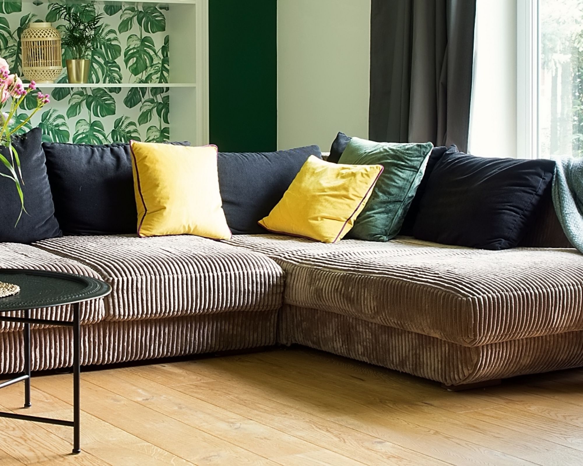 sztruksowa kanapa kiedy warto postawić na sztruks obiciowy