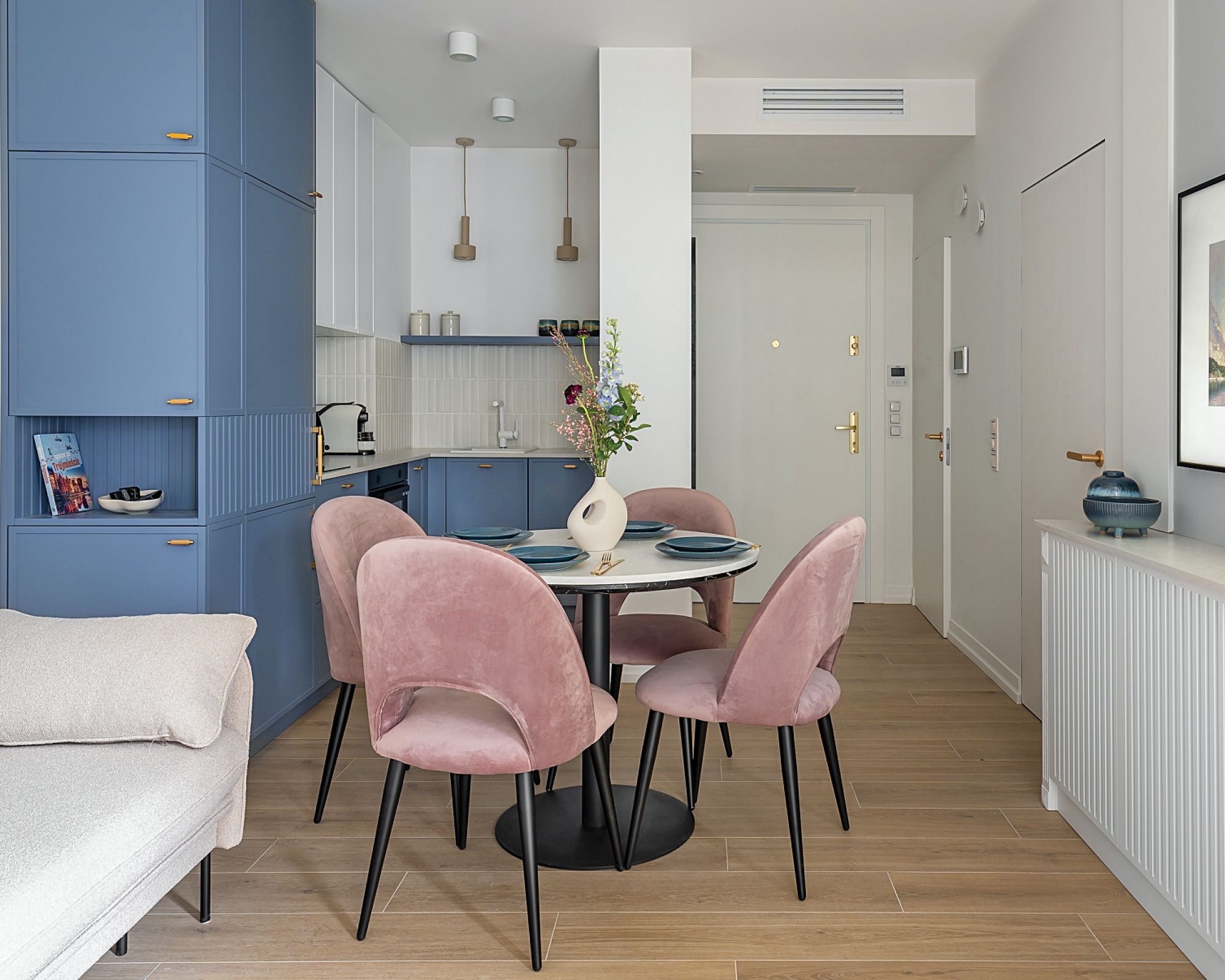 Jak urządzić kuchnię narożną? Co najlepiej się w niej sprawdzi – narożny zestaw mebli kuchennych czy meble wolnostojące?