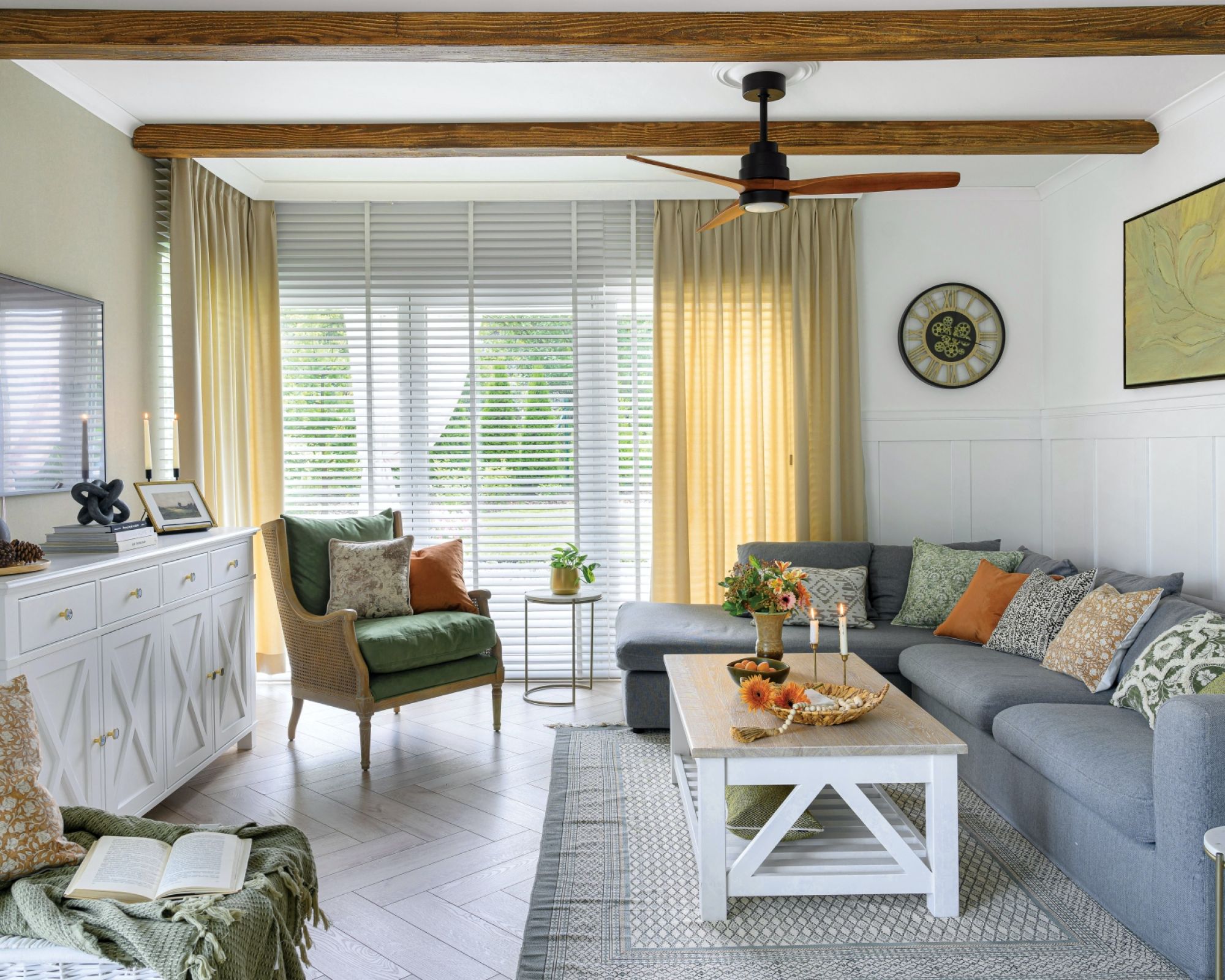 Ten dom zachwyca klimatem i dobrymi pomysłami. Nawiązania do stylu farmhouse i retro perełki dodają mu mnóstwa przytulności