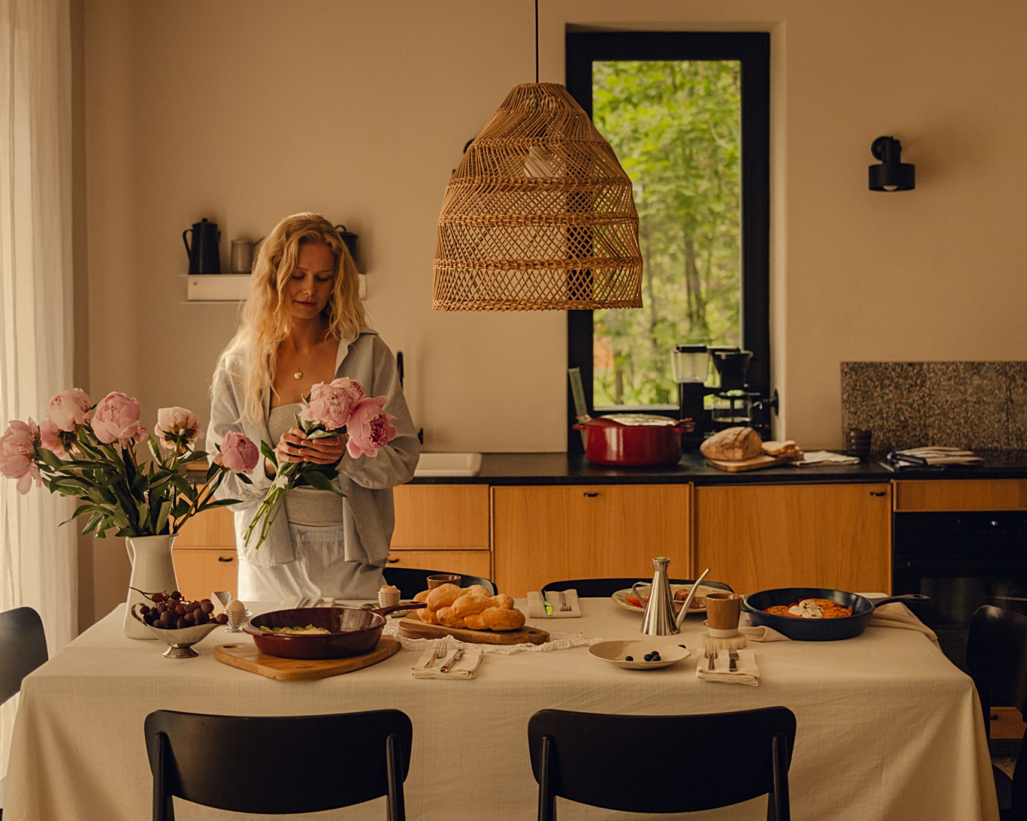 kolekcja żeliwnych naczyń w odcieniu burgundowej czerwieni