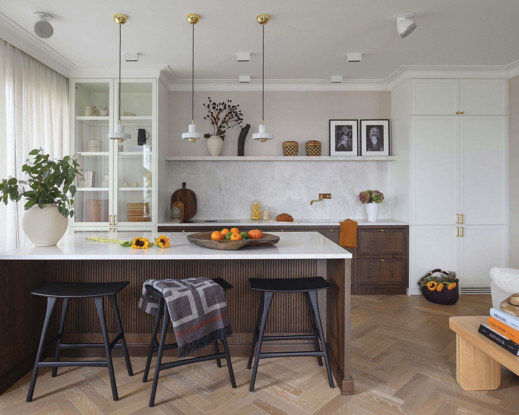 łuki rattan i ciemne drewno w przytulnym mieszkaniu