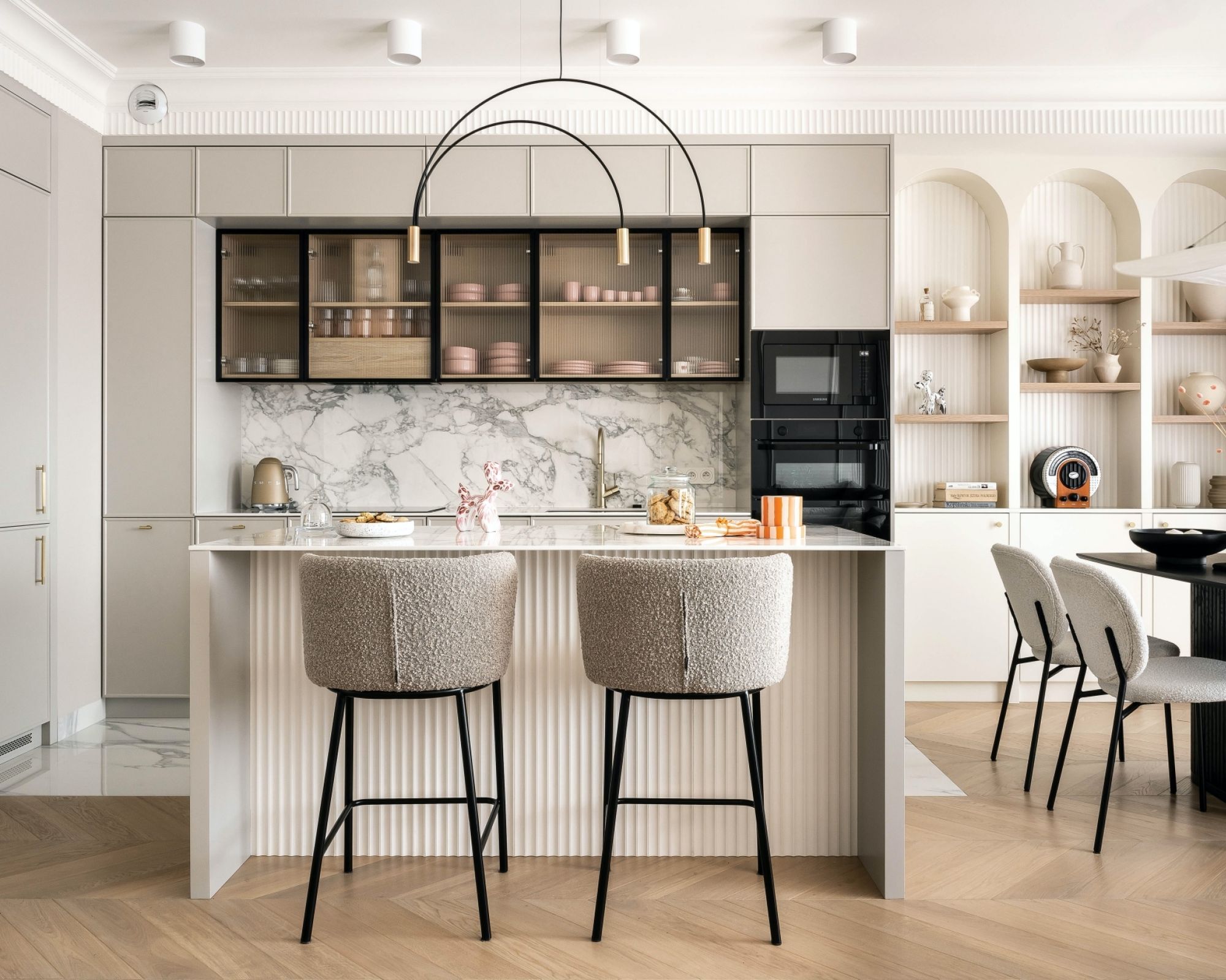 Słodkie mieszkanie cukierniczki – ponadczasowa klasyka i pastelowe akcenty w kobiecych wnętrzach