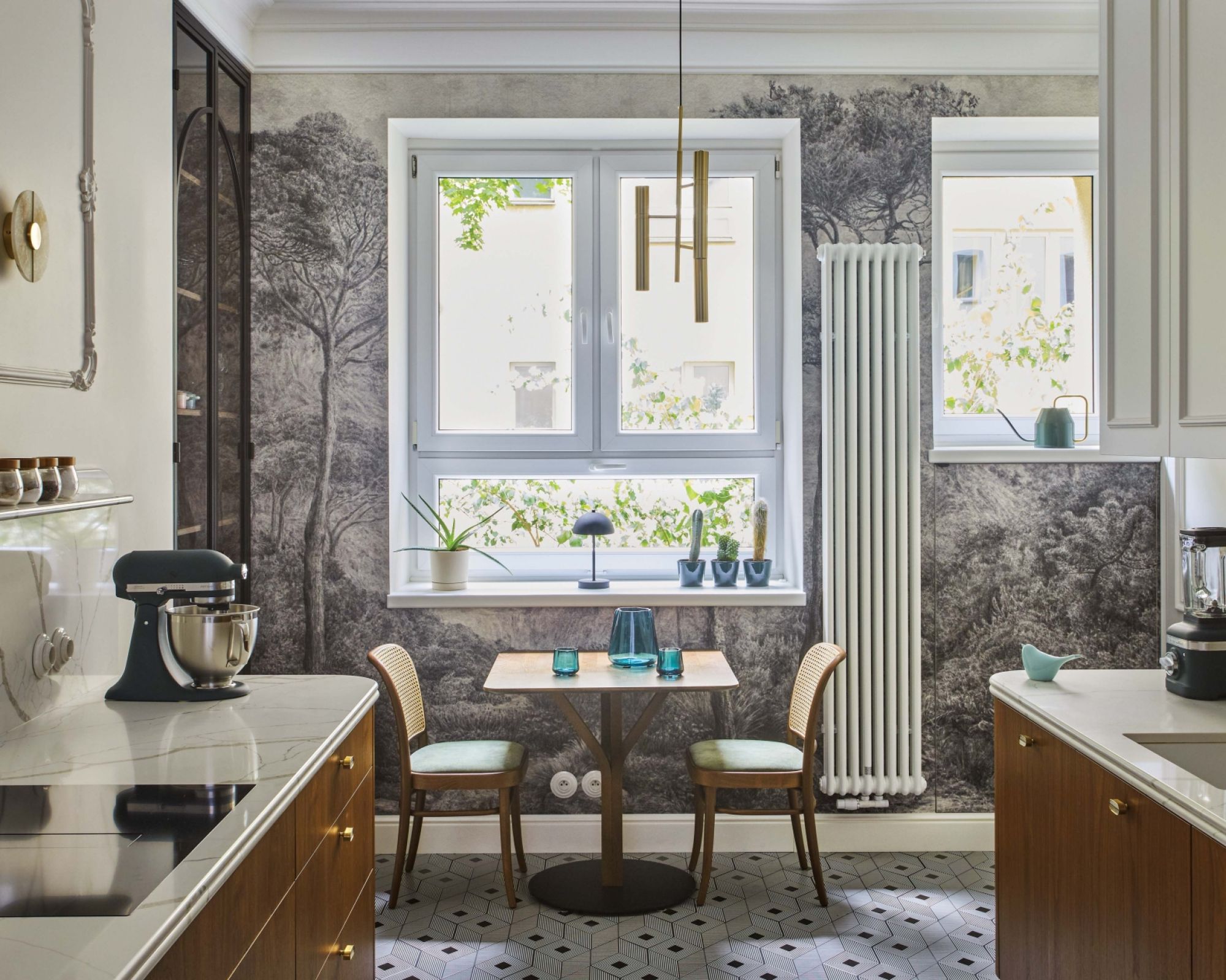 Nie uwierzysz, że to Marszałkowska. Mieszkanie w kamienicy zachwyca ciszą i zielenią zaglądającą do okien