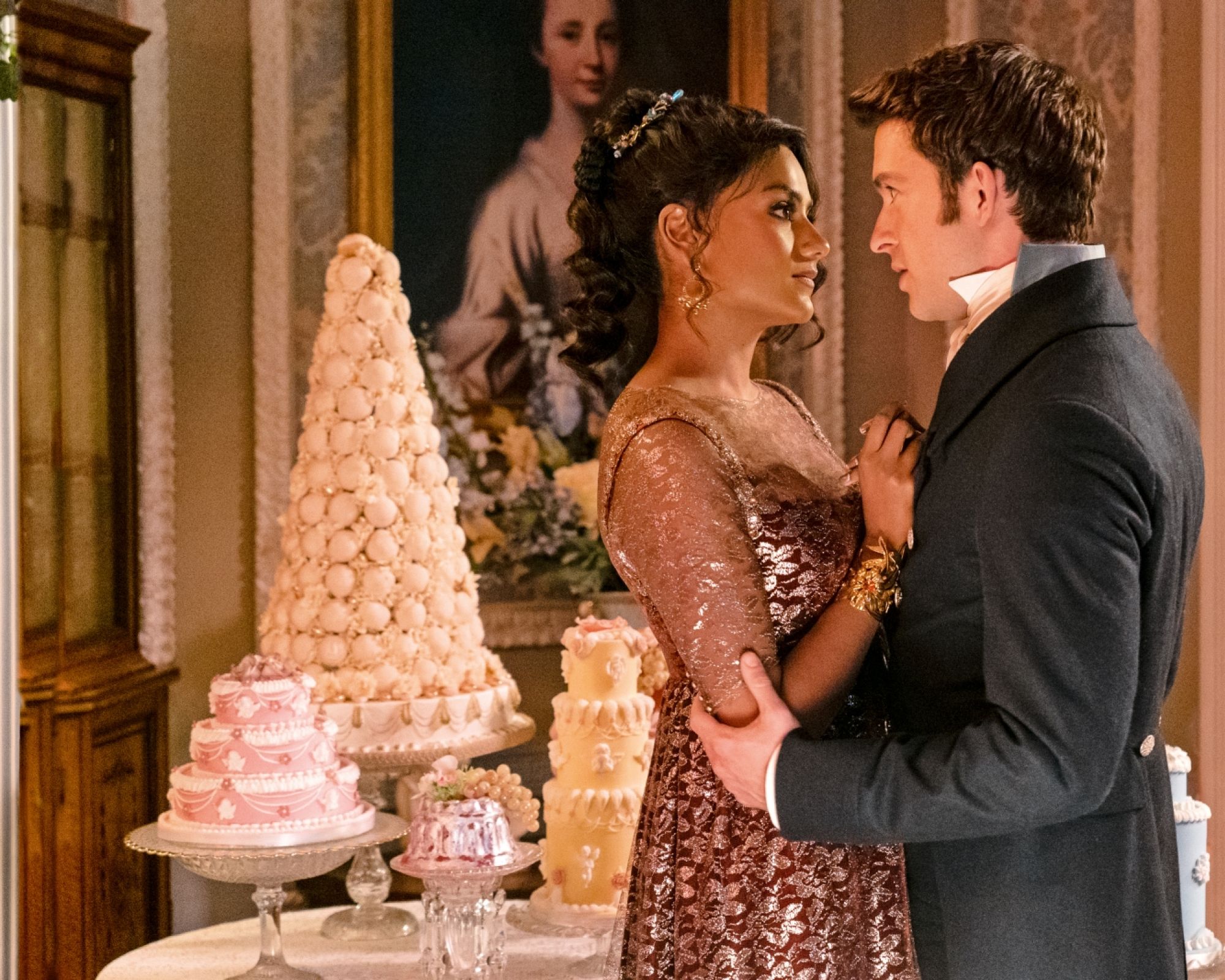 Uczta w stylu londyńskiej socjety w Twoim domu. Oto przepisy z oficjalnej książki kucharskiej „Bridgertonowie”